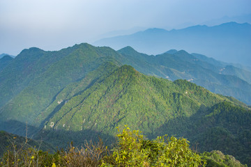 崇山峻岭