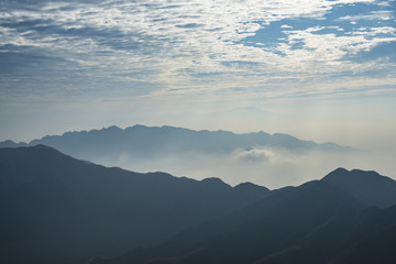 崇山峻岭