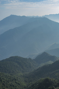 崇山峻岭