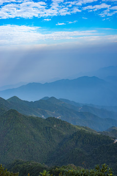 崇山峻岭