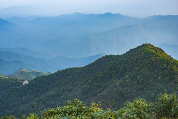 崇山峻岭