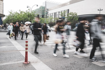 城市街道人来人往