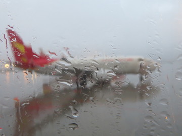 雨中的机场