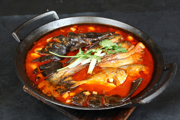 铁锅炖杂鱼