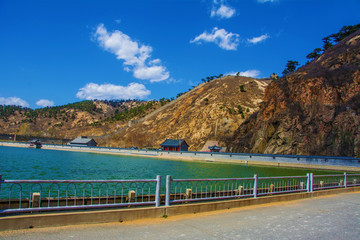 九门口长城河水与岸边山峰山脉