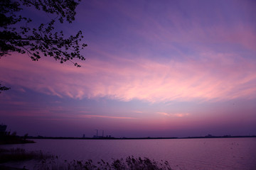 夕阳 太阳 电厂 湖水 傍晚