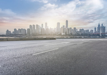 前景为沥青道路的城市建筑群