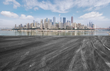 前景为沥青道路的城市建筑群