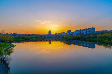 城市湖景晚霞