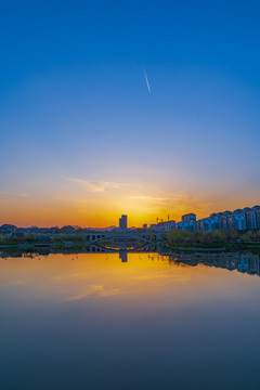 城市湖景晚霞