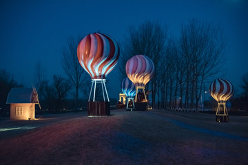 夜光下的热气球