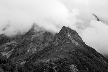 黑白山峰