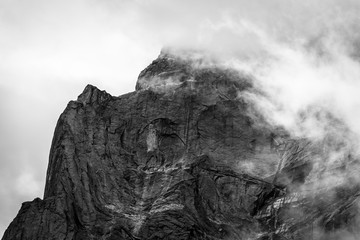 云雾缭绕的山峰