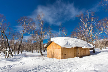 吉林长白山房屋冬季冰雪风光