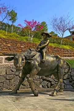 儿童 骑牛 铜像