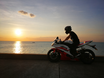 大海 夕阳 摩托车