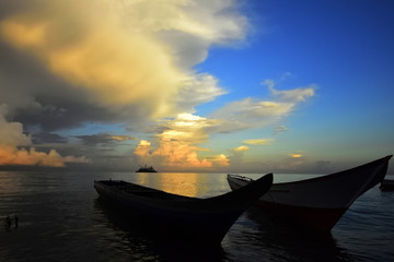 大海 小船 沙滩 浪花