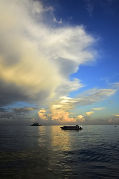 蓝天白云 大海 浪花 小船