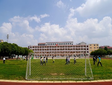 中学生踢足球