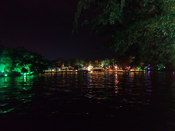 湖畔夜色