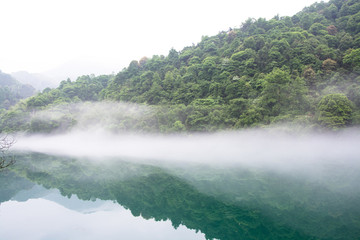 雾漫小东江