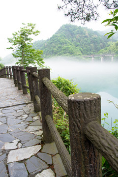 雾漫小东江