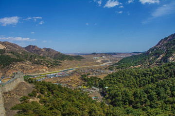 九门口长城东山谷河流与建筑群