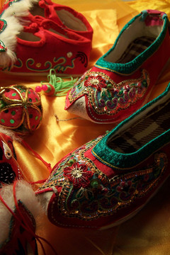 壮族传统绣花鞋