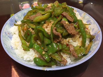 青椒牛肉丝盖饭