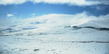 青海日月山的雪景