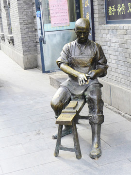 哈尔滨中华巴洛克街道雕塑磨菜刀