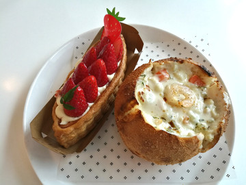 奶油海鲜面包 草莓甜品