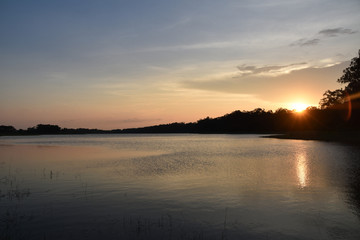 夕阳湖水
