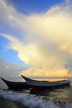 蓝天白云 大海 浪花 小船