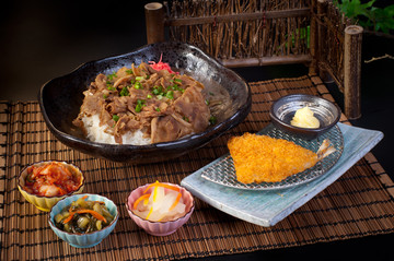 日式牛肉饭竹荚鱼套餐