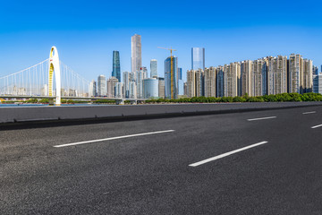 前景为沥青道路的广州地标建筑群