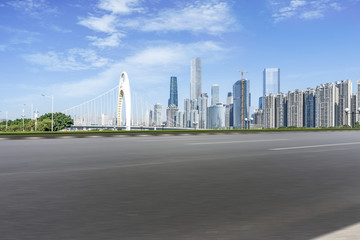前景为沥青道路的广州摩天大楼
