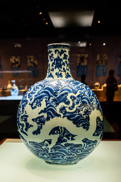 龙纹青花瓷圆瓶