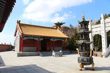 厢房 悬山建筑 香炉 寺庙