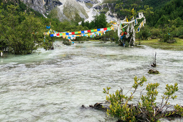 山间激流