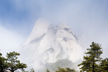 雾锁天柱山