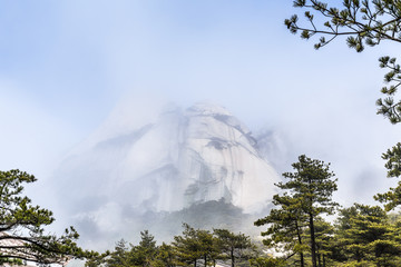 雾锁天柱山