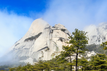 雾锁天柱山