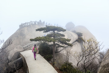 雾锁天柱山