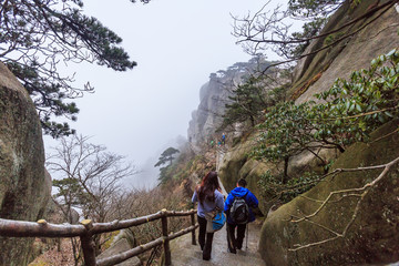 雾锁天柱山