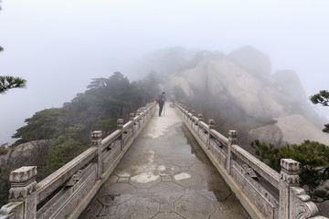 雾锁天柱山