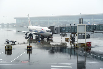 雨中机场 客机