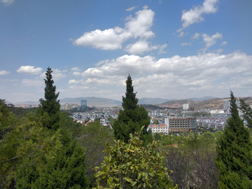 山间远望云南大理城市风景