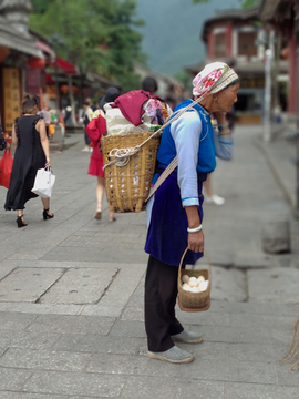 穿民族服装的老妇人