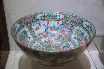 广彩人物绘瓷碗